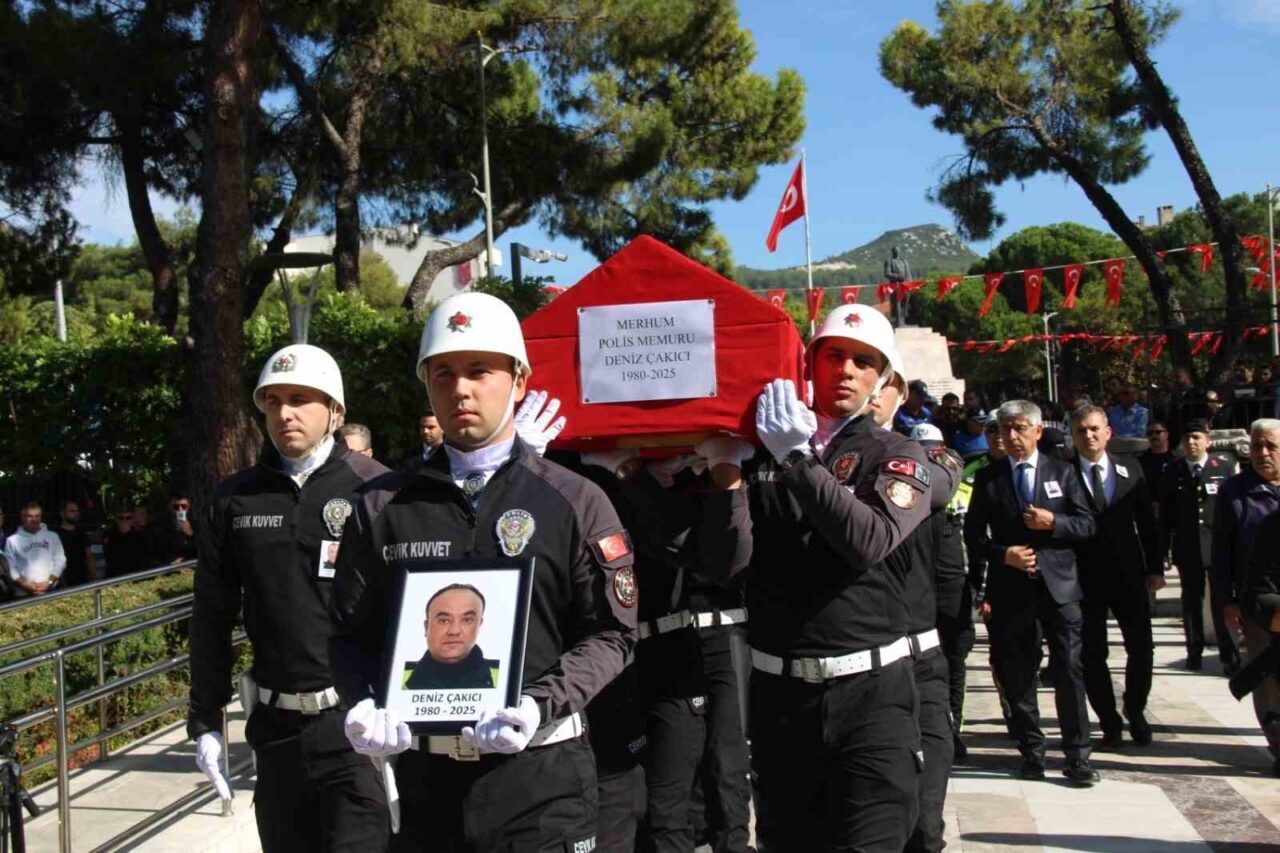 Muğla İl Emniyet Müdürlüğü'nde görevli polis memuru Deniz Çakıcı, 45