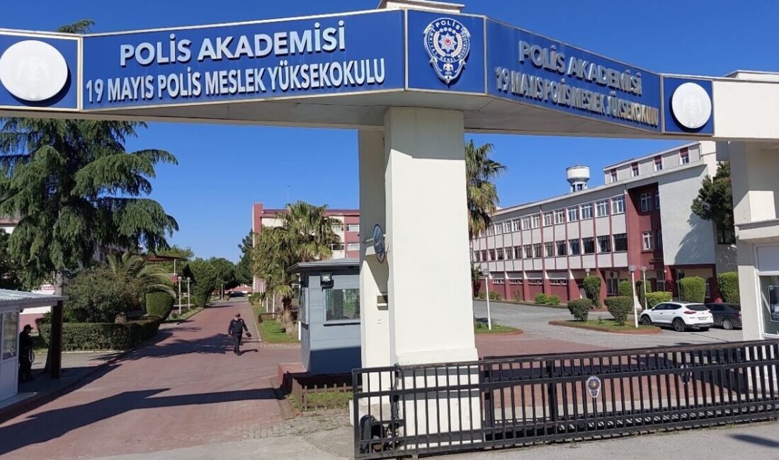 Samsun’da Polis Okulunda Öğrenci İntiharı: 20 Yaşındaki B.T. Hayatını Kaybetti Samsun'da 19 Mayıs Polis Meslek Yüksekokulu öğrencisi B.T. (20), yatakhanenin