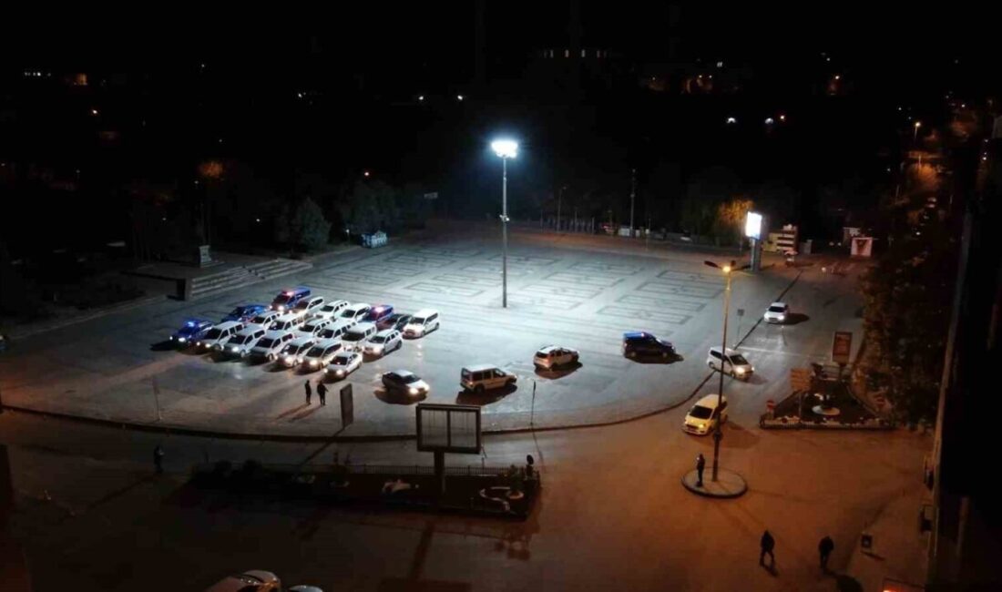 Kırıkkale’de eş zamanlı düzenlenen operasyonla 17 aranan hükümlü yakalandı, bir suçlu bazanın içinde gizlenirken yakalandı. Kırıkkale'de düzenlenen "şafak" operasyonunda, firari hükümlüler de dahil 17 şüpheli