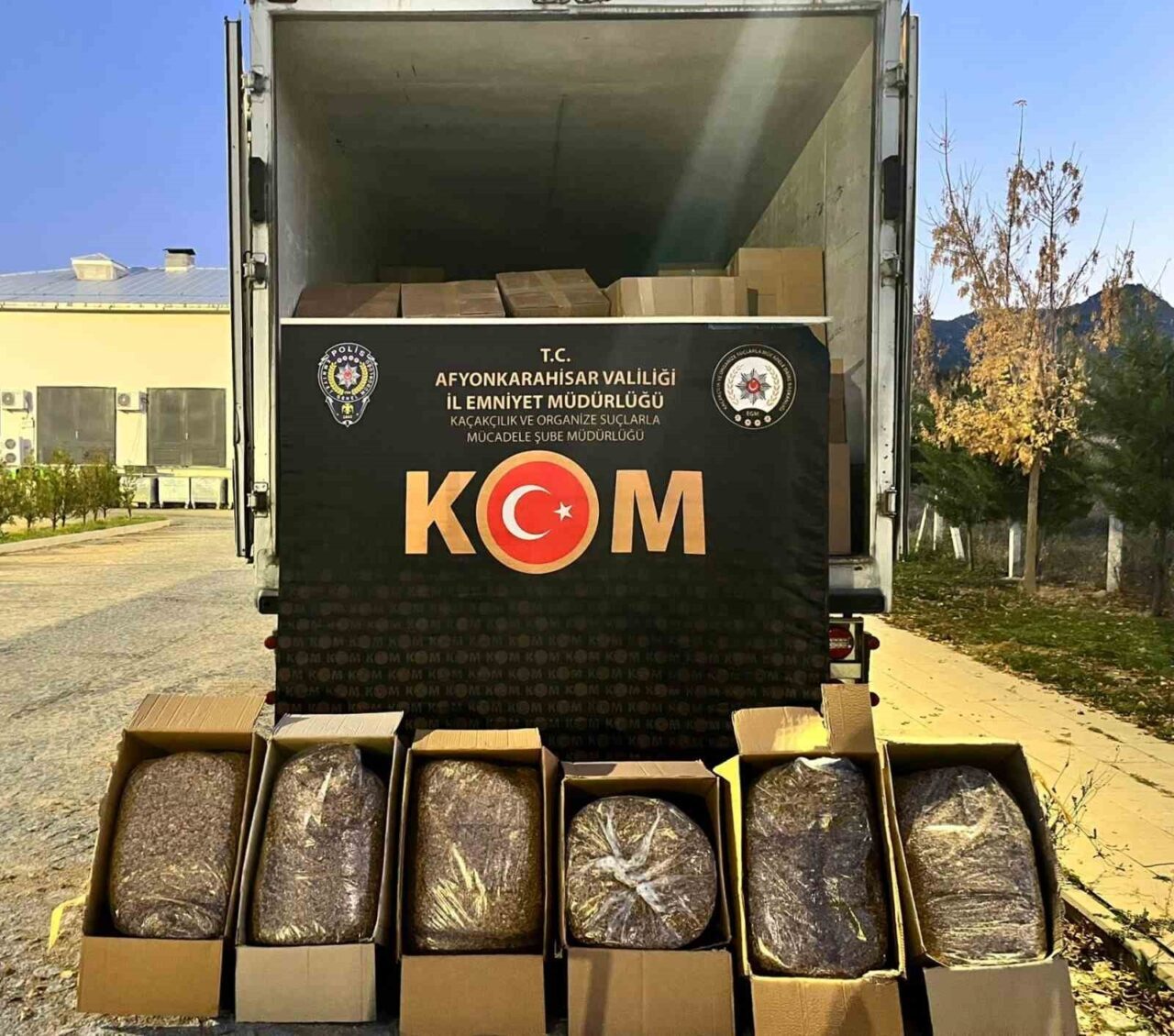 Afyonkarahisar’da durdurulan kamyonette 3 ton kaçak tütün bulundu, bir kişi gözaltına alındı.
