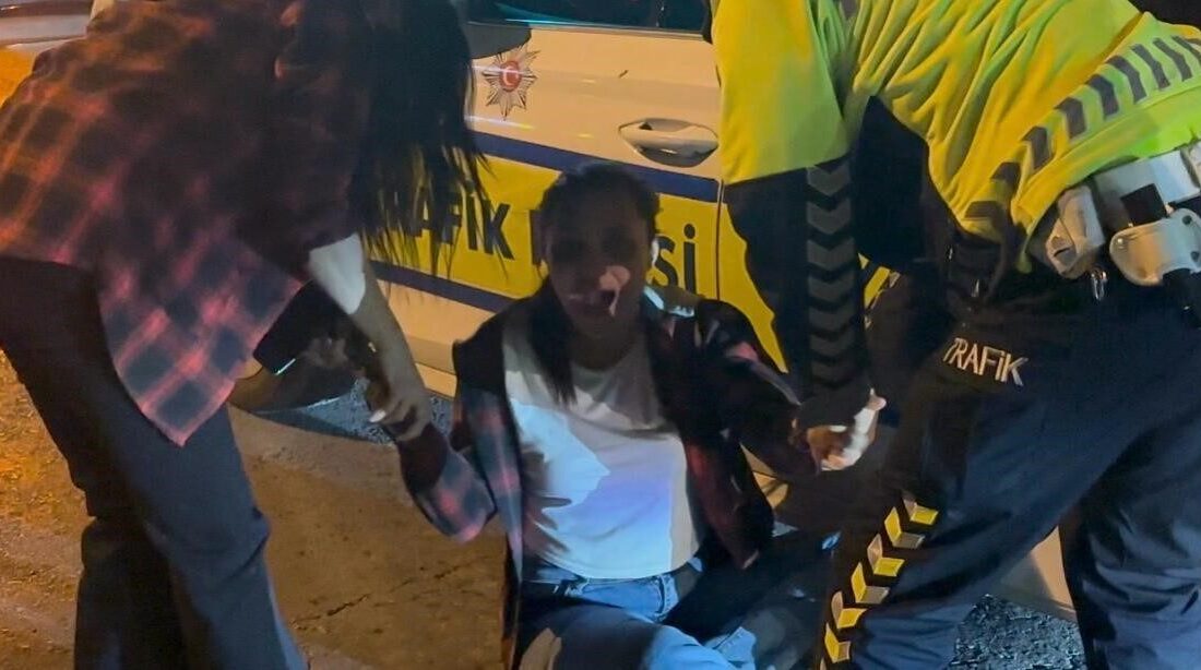 Alkollü Araç Kullanımında Tutanak Altına Alınan Yolcu, Polis Ekiplerine Problemler Yaşattı Kayseri'de alkollü sürücünün yanında bulunan K.M., arkadaşının karakola götürülmesi sırasında