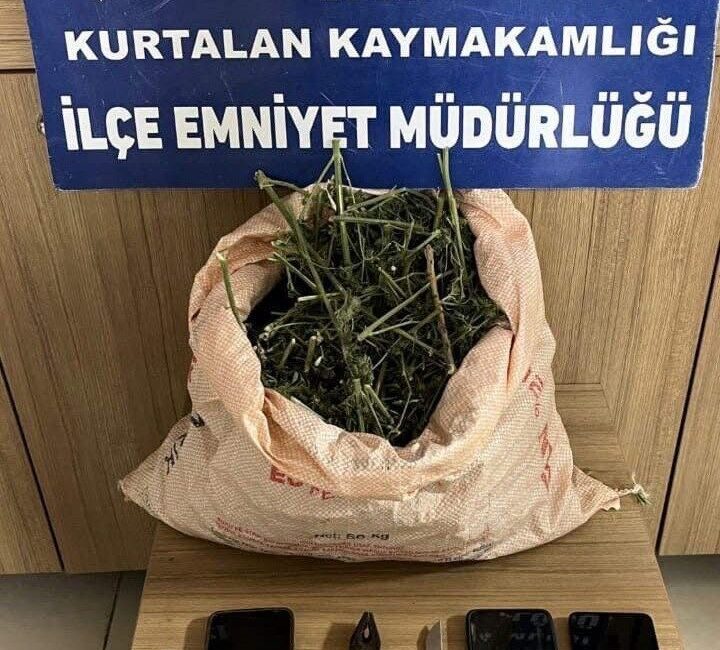 Uyuşturucu İle Yakalanan Üç Şahıs, Adli Kontrol Şartıyla Serbest Bırakıldı Siirt’in Kurtalan ilçesinde, polisin durdurmak istediği otomobille kaçan A.R.Y., Y.T.