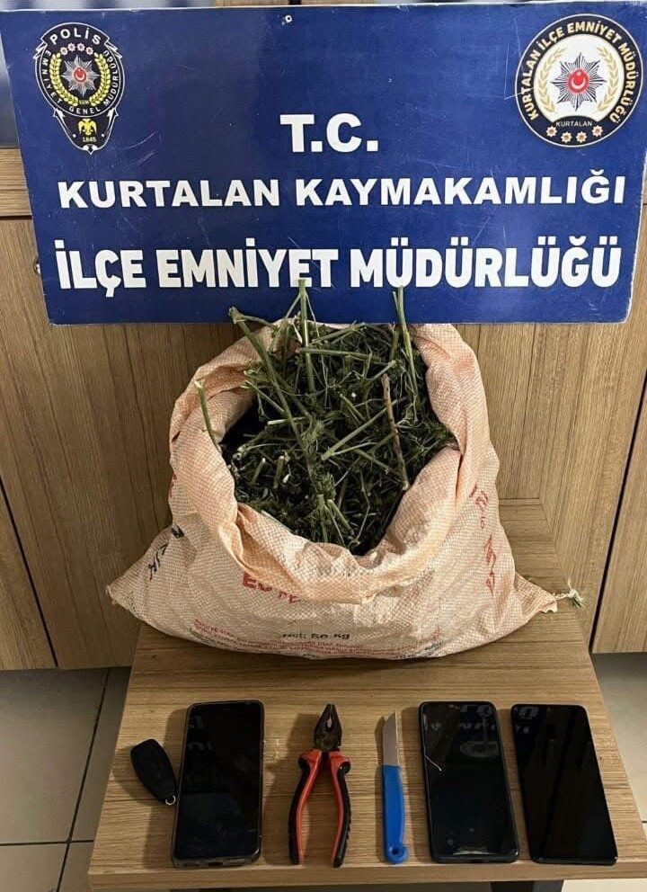 Siirt’in Kurtalan ilçesinde, polisin durdurmak istediği otomobille kaçan A.R.Y., Y.T.