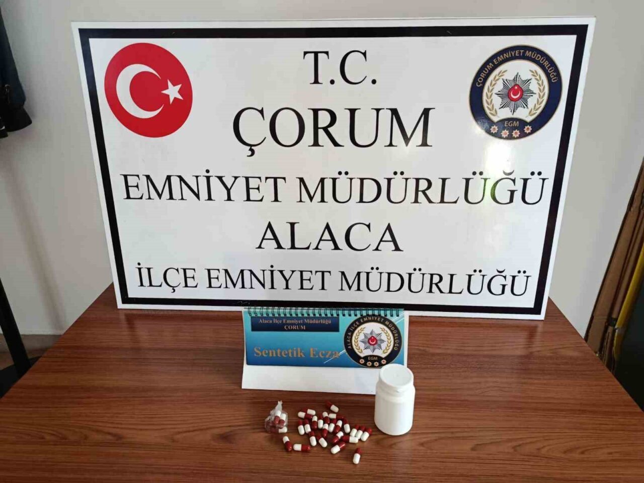 Çorum'un Alaca ilçesinde polis, şüpheli bir aracı durdurarak İ.F. adlı