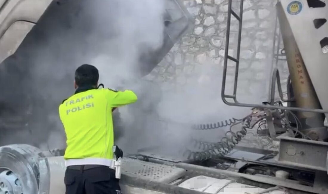 Samsun'da Y.A. yönetimindeki çekicinin motor bölümünde yangın çıktı. Hızla olay