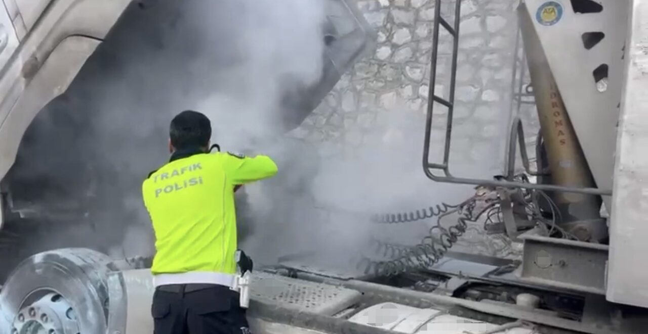 Samsun'da Y.A. yönetimindeki çekicinin motor bölümünde yangın çıktı. Hızla olay