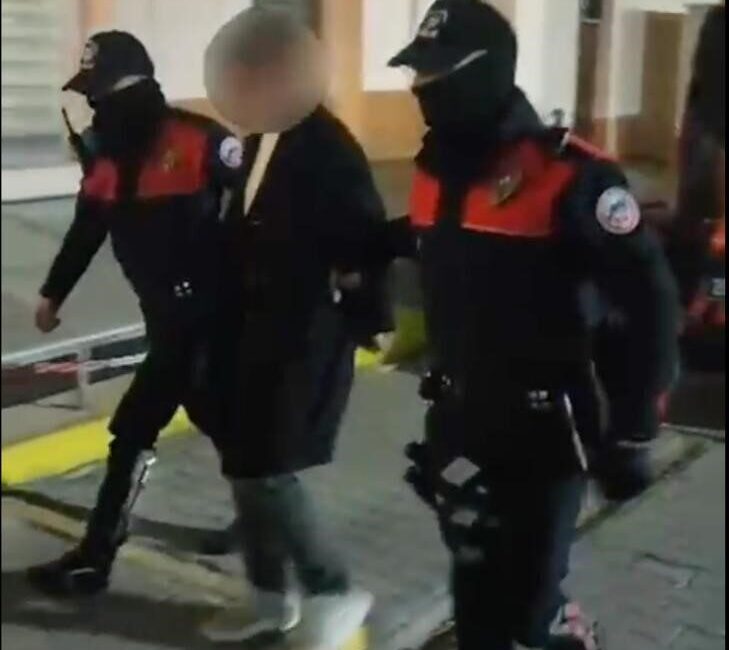 Eskişehir’de Tehlikeli Şahsı Yakalama Operasyonu: Bir Polisin Yaralanmasıyla Sonuçlandı Eskişehir'de, 'Dur' uyarısına rağmen kaçan G.Y., kasten öldürmeye teşebbüs suçundan