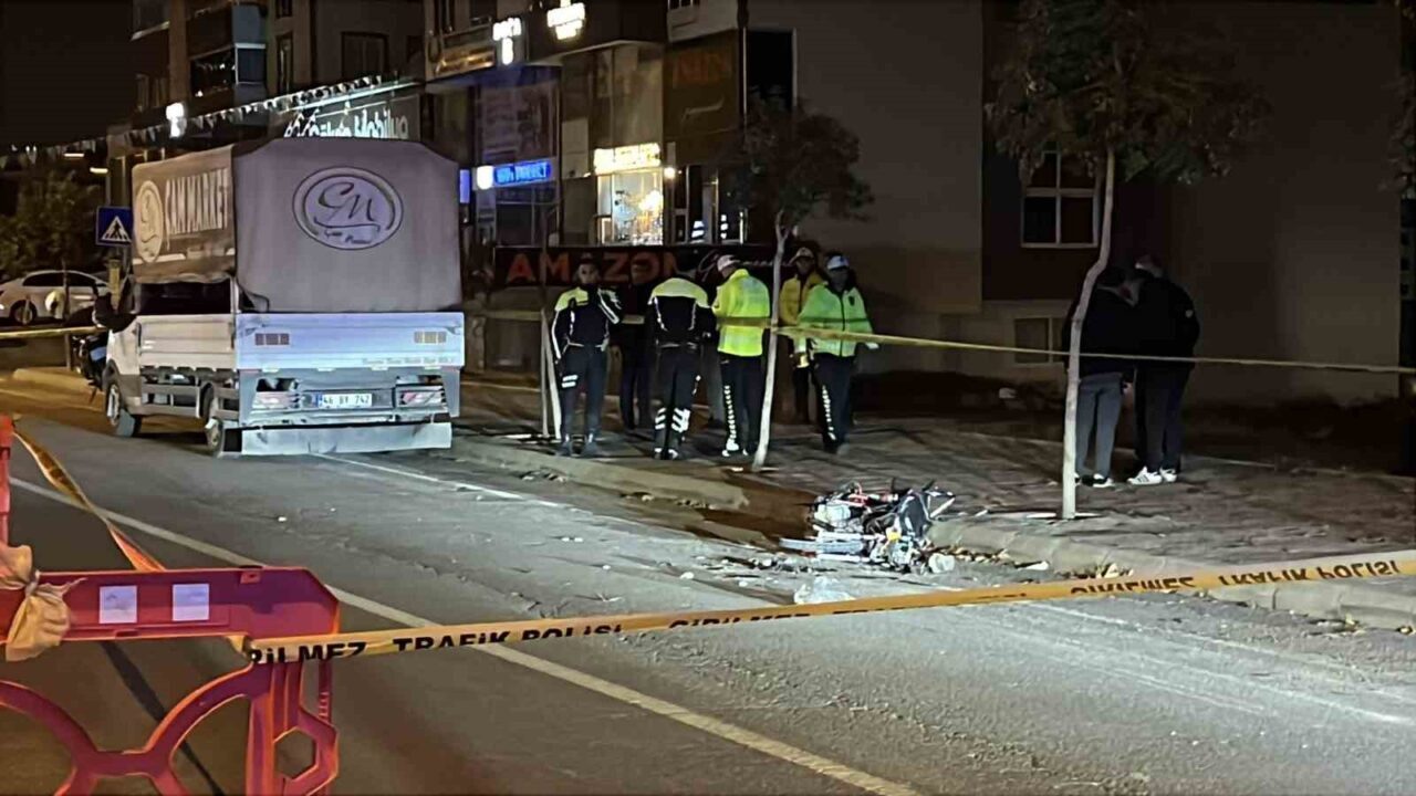 Kahramanmaraş'ta bir motosiklet, polisin dur ihtarına uymayarak kaçarken park halindeki