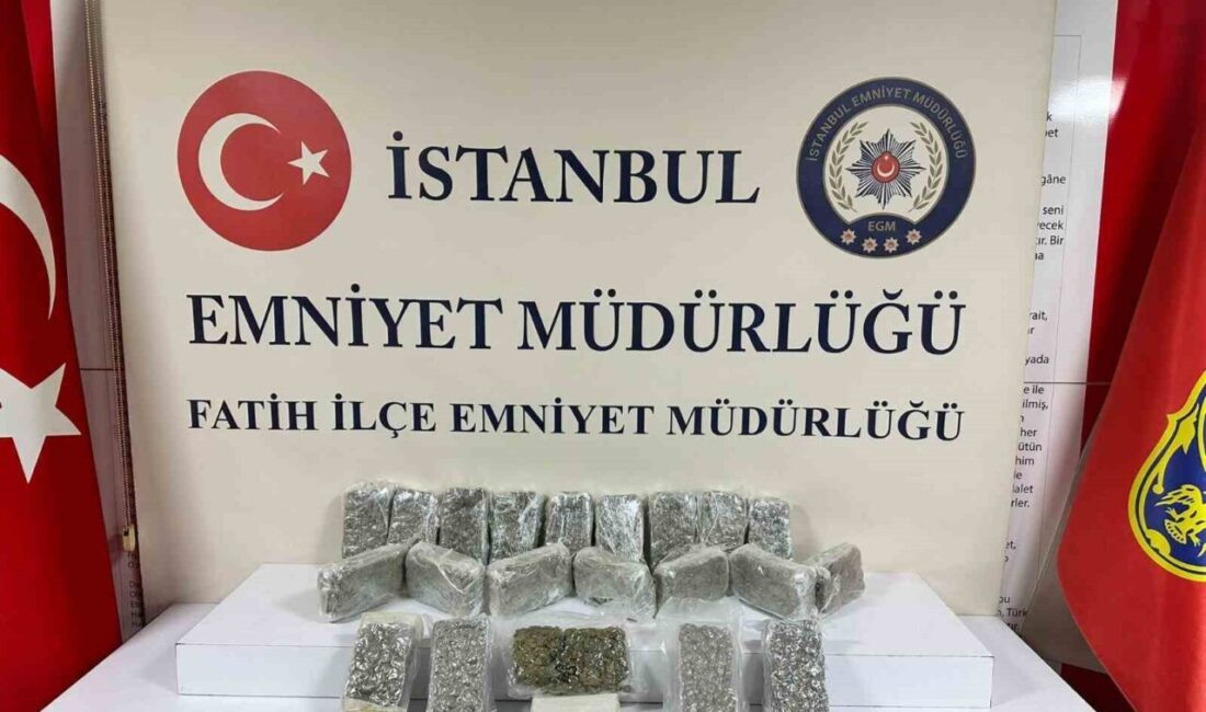 Fatih’te polisten kaçan uyuşturucu satıcısı, kovalamaca sonucu yakalandı; 6.8 kilo skunk ele geçirildi. İstanbul Fatih'te polisten kaçan uyuşturucu satıcısı H.E., kovalamaca sonrası yakalandı.