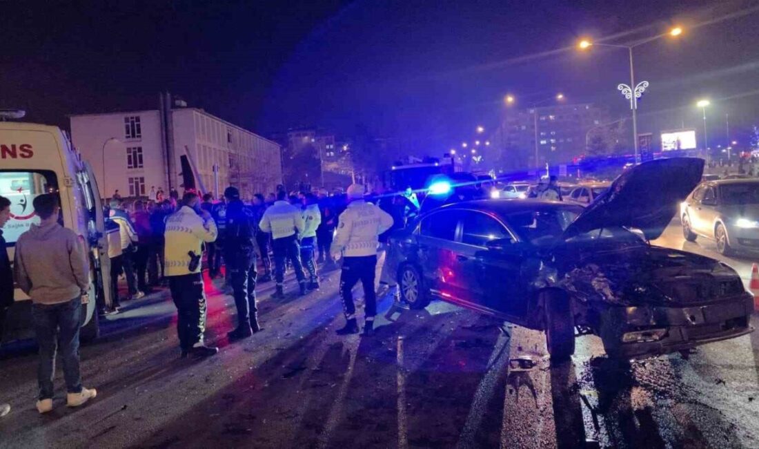 Erzurum'un Yakutiye ilçesinde, polis kontrol noktasından kaçan S.D. yönetimindeki Tofaş,