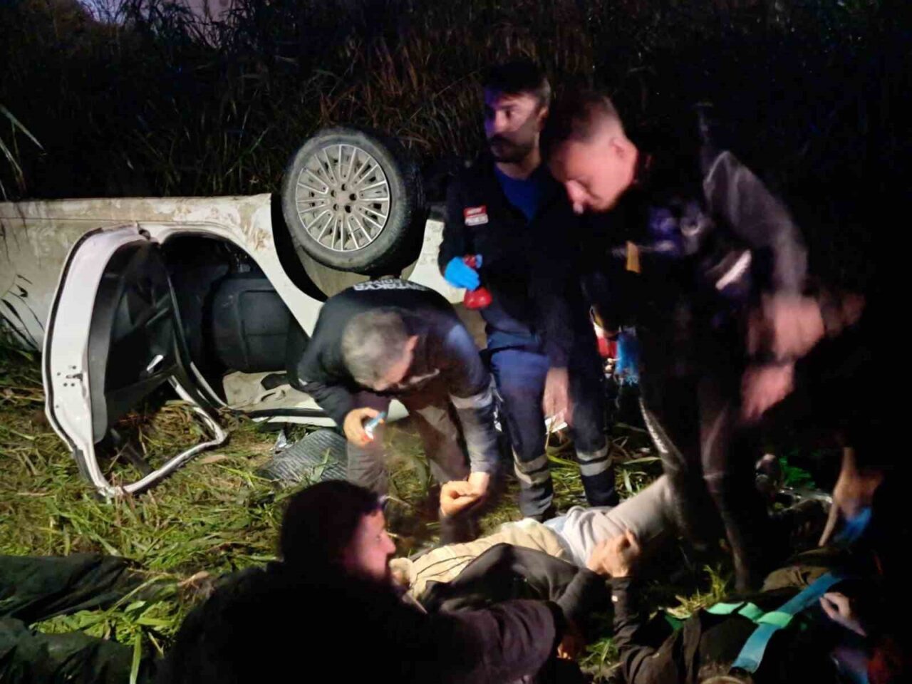 Hatay'da polisten kaçan sürücü, göçmenler bulunduğu otomobiliyle Asi Nehri'ne düştü.