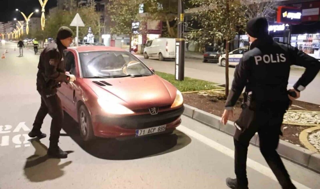 Aksaray’da Çocuk Sürücü, Polisin İhtarına Uymayarak Kaçmaya Çalıştı, Son Anda Yakalandı Aksaray'da, 15 yaşındaki ehliyetsiz sürücü F.G.O., polisin 'dur' ihtarına uymayarak