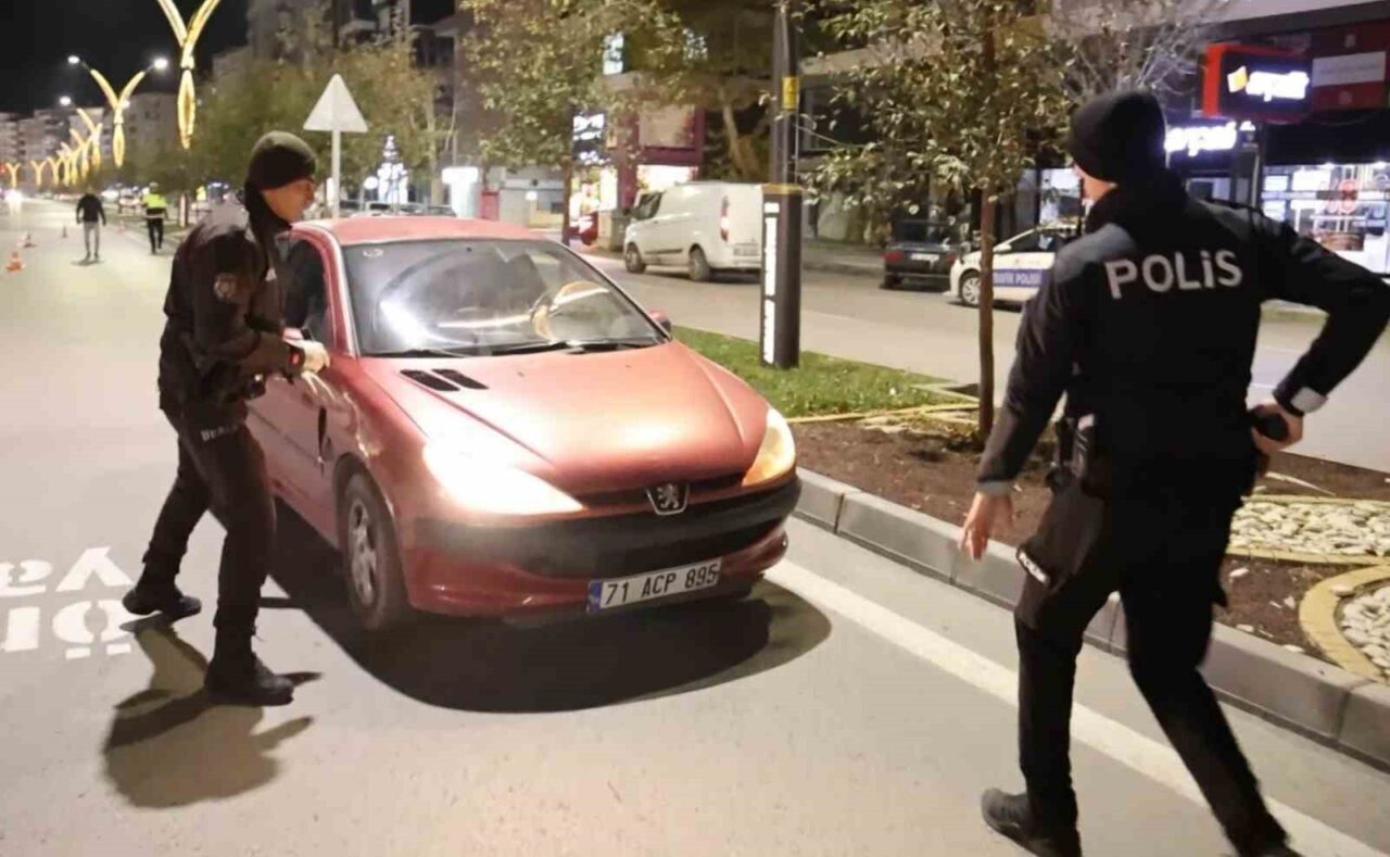 Aksaray'da, 15 yaşındaki ehliyetsiz sürücü F.G.O., polisin 'dur' ihtarına uymayarak