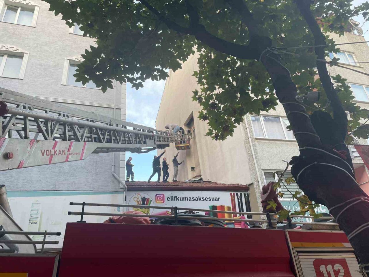 Bilecik'te, aranması olan Ç.O., polisten kaçmaya çalışırken bir apartmanın baca