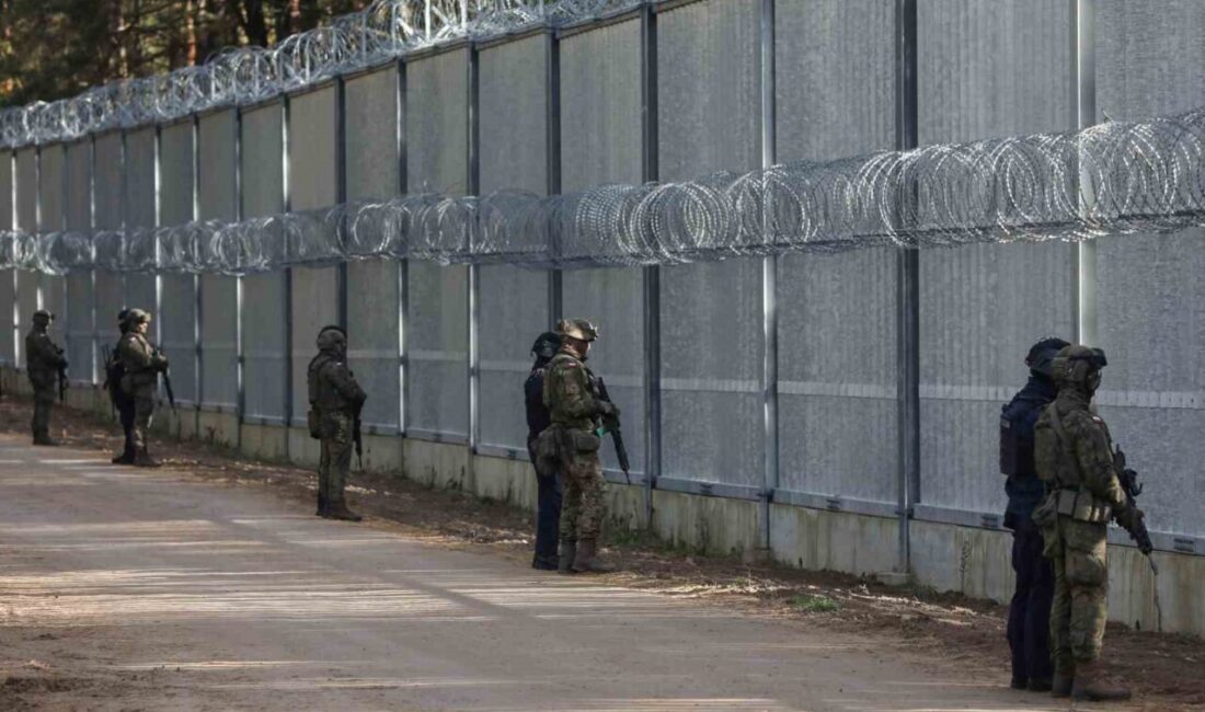 Polonya, Belarus sınırına inşa ettiği 186 kilometrelik metal bariyerin yetersiz