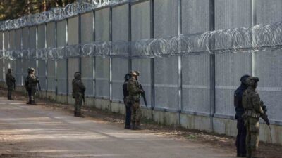 Polonya, Belarus sınırına inşa ettiği 186 kilometrelik metal bariyerin yetersiz