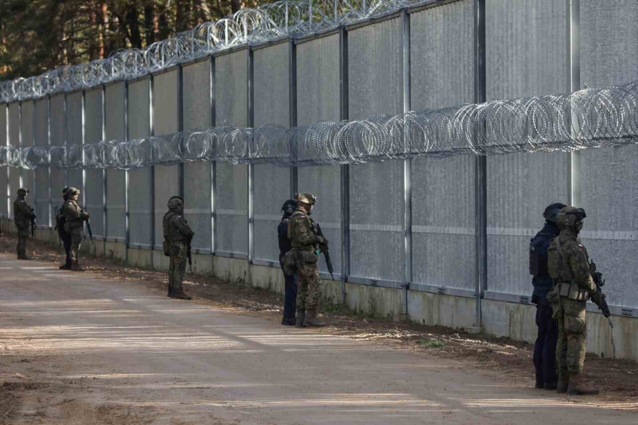 Polonya, Belarus sınırına inşa ettiği 186 kilometrelik metal bariyerin yetersiz