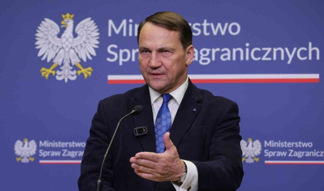 Polonya, Demiryolu Sabotajı Sonrası Rusya’nın Gdansk Konsolosluğu’nu Kapatma Kararını Aldı Polonya Dışişleri Bakanı Radoslaw Sikorski, Pazar günü demiryolu sabotajını Rusya'ya