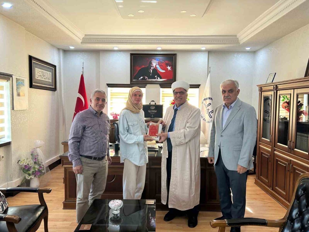 Polonyalı gazeteci Aleksandra, Türkiye’deki tatilleri sırasında İslam'ı araştırarak Antalya'da Müslüman