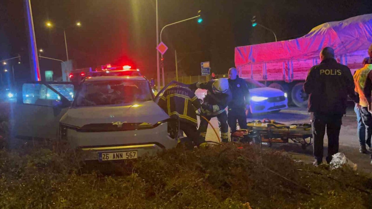 Eskişehir'de bir kamyon ile otomobilin çarpışması sonucu 4 kişi yaralandı.