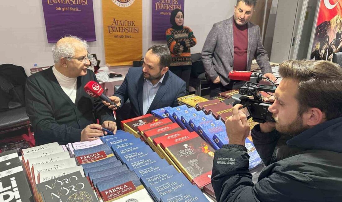 Erzurum'da düzenlenen 7. Kitap Fuarı'nda Atatürk Üniversitesi Öğretim Üyesi Prof.