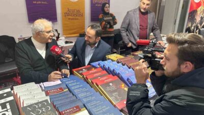 Erzurum'da düzenlenen 7. Kitap Fuarı'nda Atatürk Üniversitesi Öğretim Üyesi Prof.