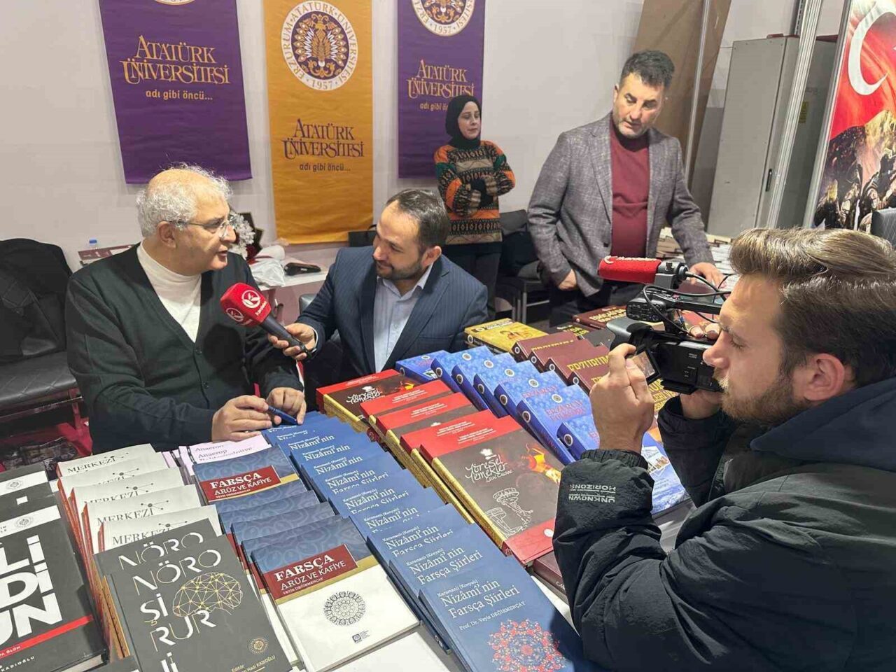 Erzurum'da düzenlenen 7. Kitap Fuarı'nda Atatürk Üniversitesi Öğretim Üyesi Prof.
