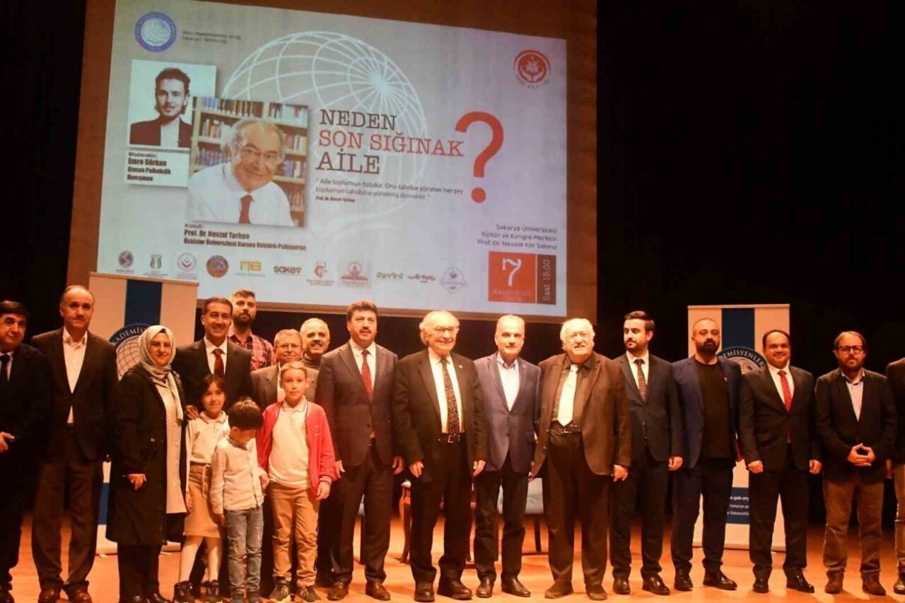 Sakarya Üniversitesinde düzenlenen “Neden Son Sığınak Aile?” konferansında Prof. Dr.