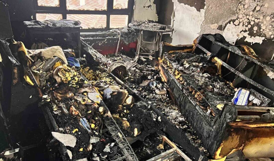 Ankara’da Psikolojik Sorunları Olan Bir Birey Dairesini Ateşe Verdi, Olayda Bir Yaralı Bulundu Ankara'nın Mamak ilçesinde 55 yaşındaki A.E., psikolojik sorunları nedeniyle evini