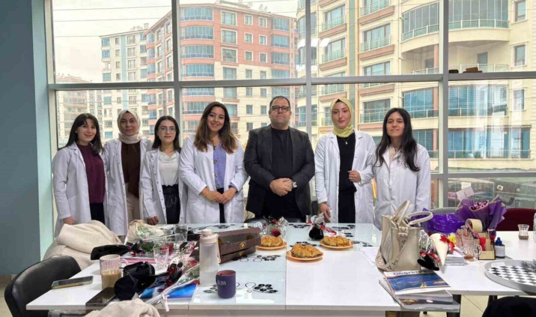 Pursaklar Belediyesi’nden Öğretmenler Günü’nde öğretmenlere baklava ikramı Pursaklar Belediyesi, 24 Kasım Öğretmenler Günü kapsamında ilçedeki öğretmenlere baklava