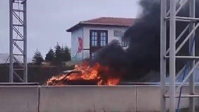 Ankara'nın Pursaklar ilçesinde, protokol yolu köprüsü üzerinde bir araçta çıkan