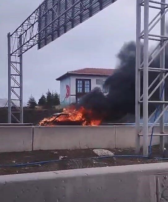 Ankara'nın Pursaklar ilçesinde, protokol yolu köprüsü üzerinde bir araçta çıkan