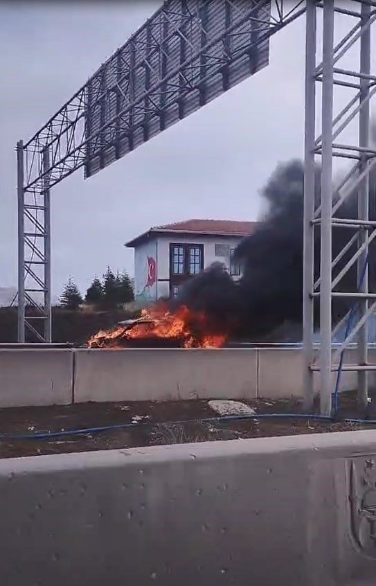 Ankara'nın Pursaklar ilçesinde, protokol yolu köprüsü üzerinde bir araçta çıkan