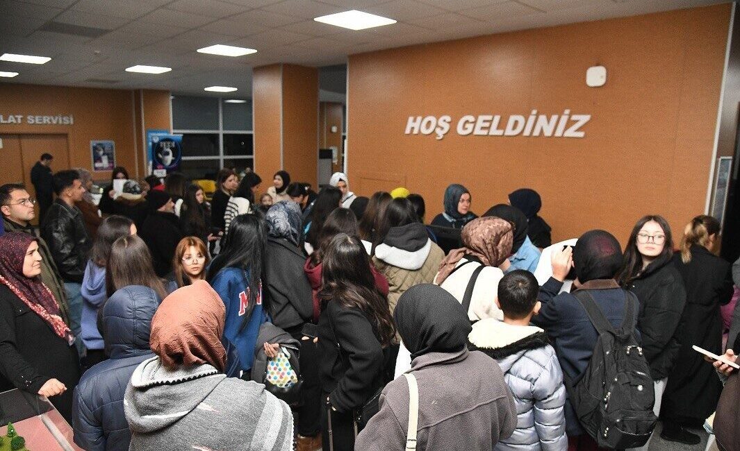 Pursaklar Belediyesi’nden Mersin’e Genç Kızlar için Gençlik Kampı Uğurlaması Gerçekleşti Pursaklar Belediyesi, 15-20 yaş arası genç kızları Mersin’in Silifke ilçesindeki