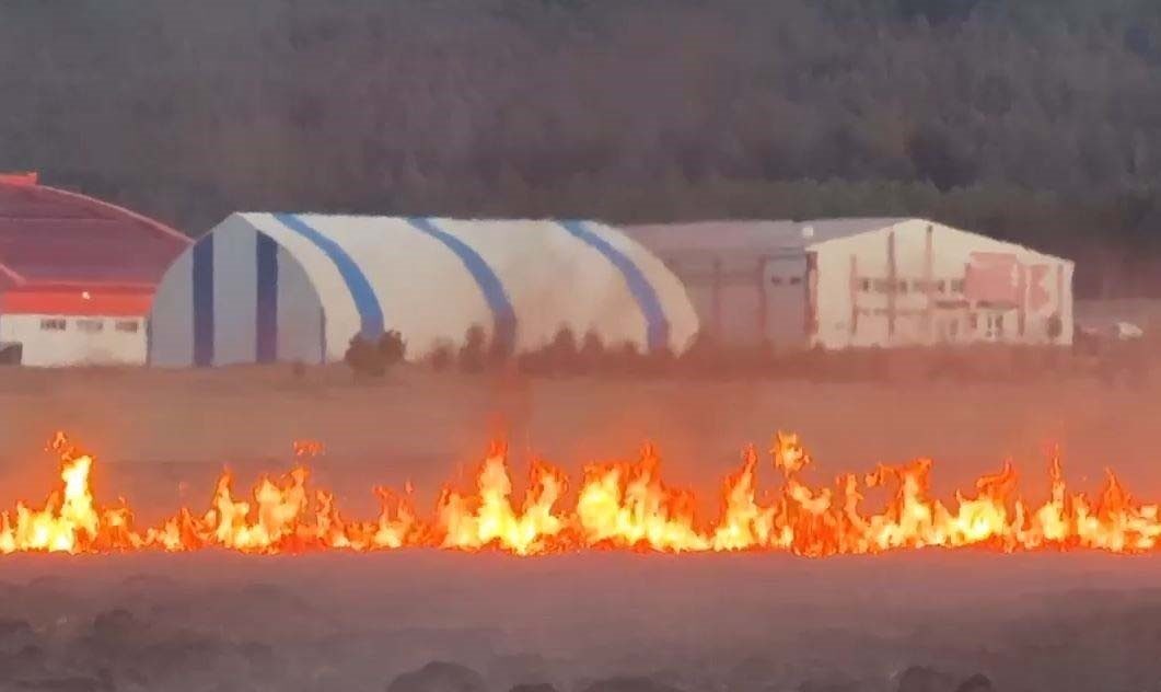 Ardahan’ın Çamlıçatak köyü yakınlarındaki Putka Sazlığı'nda çıkan yangın, itfaiye ekipleri
