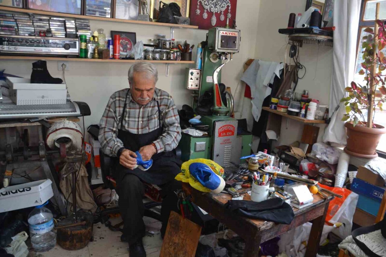 Balıkesir'de 75 yaşındaki Ramazan Eroğlu, çocukluğundan beri ayakkabı tamirciliği yapıyor.