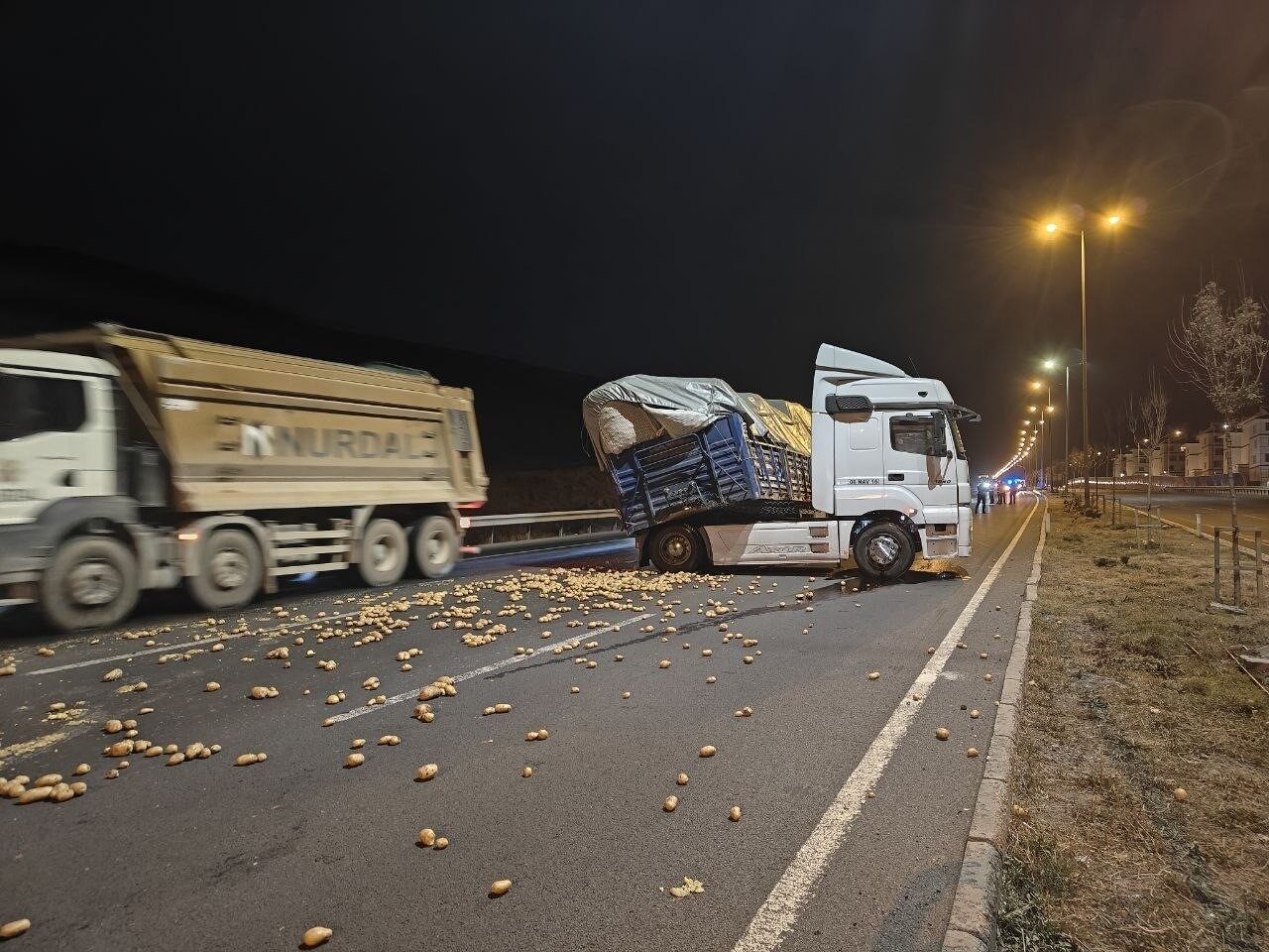Kayseri'nin Melikgazi ilçesinde, 06 NAV 16 plakalı bir tır rampadan