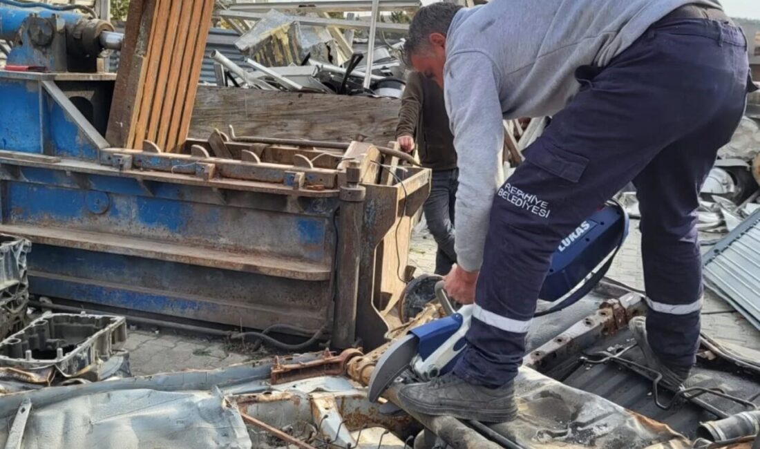 Refahiye Belediyesi İtfaiyesi Personeline Trafik Kazalarına Müdahale Eğitimi Verildi Erzincan'da AFAD, Refahiye Belediyesi İtfaiye Müdürlüğü personeline "Trafik Kazalarına Müdahale