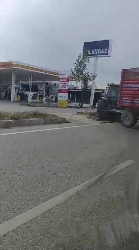 Denizli'nin Baklan ilçesinde M.Ç.'nin kullandığı traktör, refüjden karşıya geçerken A.Ş.'nin