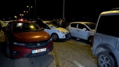 Antalya'nın Muratpaşa ilçesinde gerçekleşen zincirleme trafik kazasında 6 araç karıştı.