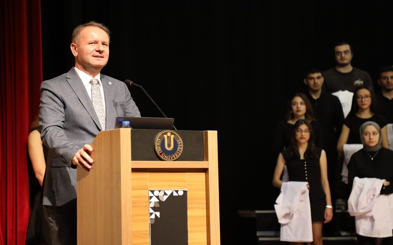 Ordu Üniversitesi'nde düzenlenen Diş Hekimliği Haftası etkinliğinde, fakülte rektörü Prof.