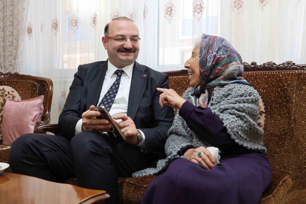 Atatürk Üniversitesi Rektörü Prof. Dr. Ahmet Hacımüftüoğlu, 24 Kasım Öğretmenler