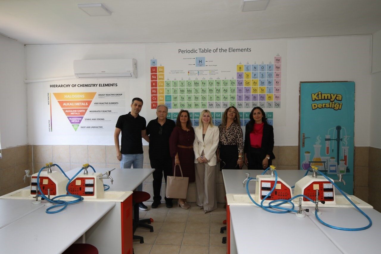 Antalya Anadolu Lisesi'ndeki laboratuvarlar, mezunların bağışlarıyla yenilendi. Rektör Prof. Dr.