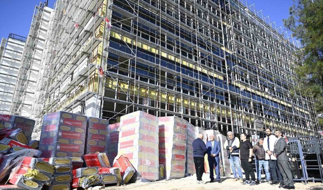 Uşak Üniversitesi Diş Hekimliği Fakültesi Hastanesi 2026’da Hizmete Girecek Uşak Üniversitesi Rektörü Prof. Dr. Ekrem Savaş, inşaatı süren Diş