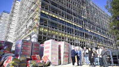 Uşak Üniversitesi Rektörü Prof. Dr. Ekrem Savaş, inşaatı süren Diş