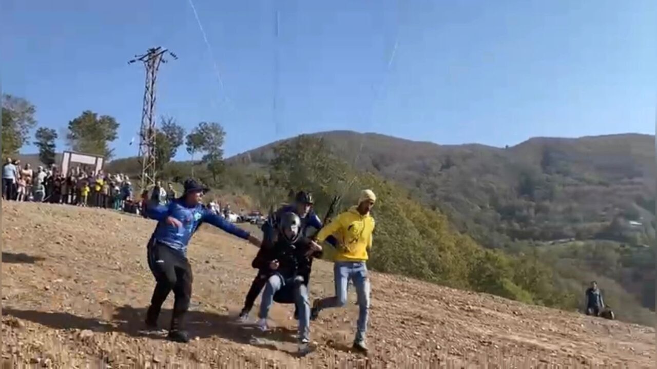 Osmaniye'nin Düziçi ilçesinde düzenlenen Dumanlı Yaylası Festivali, renkli paraşütlerle dolup