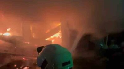 Rize'nin Engindere Mahallesi'nde bir apartmanın kömürlüğünde çıkan yangın, üst katlara