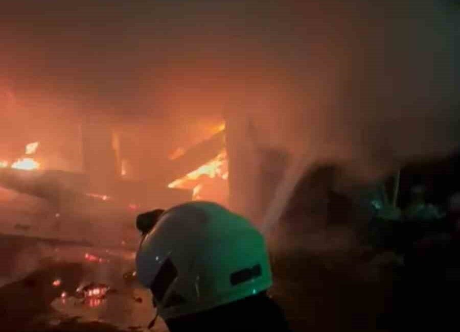 Rize'nin Engindere Mahallesi'nde bir apartmanın kömürlüğünde çıkan yangın, üst katlara