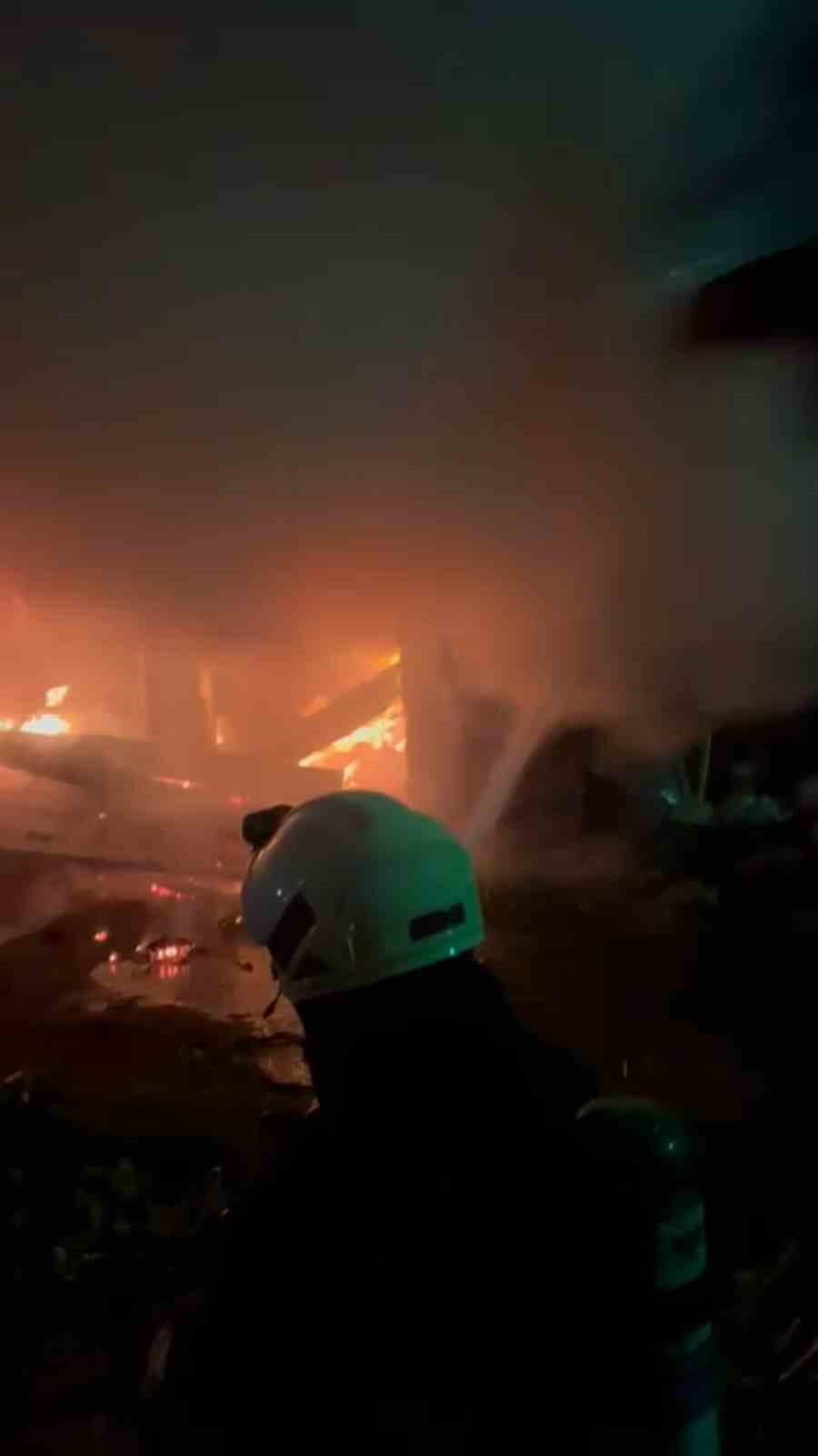 Rize'nin Engindere Mahallesi'nde bir apartmanın kömürlüğünde çıkan yangın, üst katlara