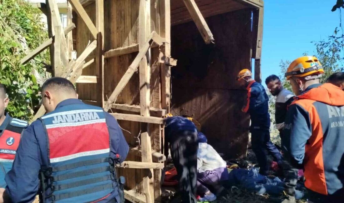 Rize'nin Çayeli ilçesindeki Erenler köyünde ahşap bir yapı çöktü. Olayda